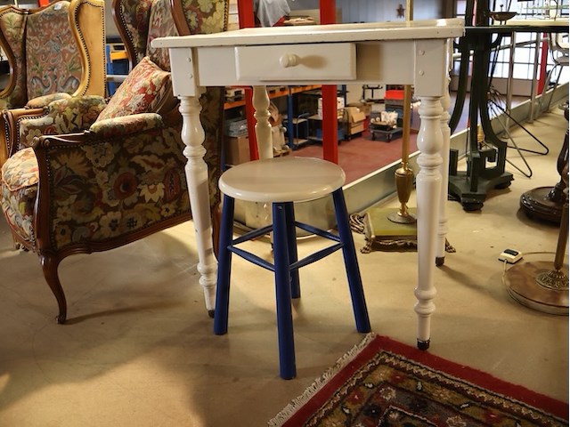 Tafel met krukje - afbeelding 2 van  4