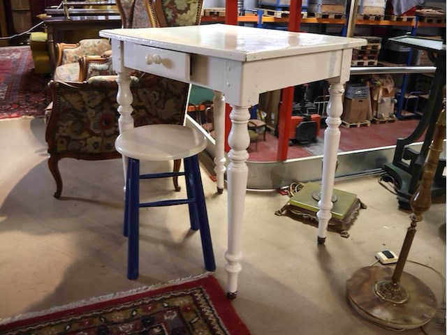 Tafel met krukje - afbeelding 3 van  4