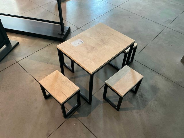 Tafel met krukjes - afbeelding 1 van  2