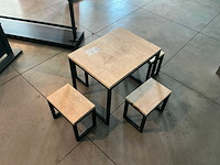 Tafel met krukjes - afbeelding 1 van  2