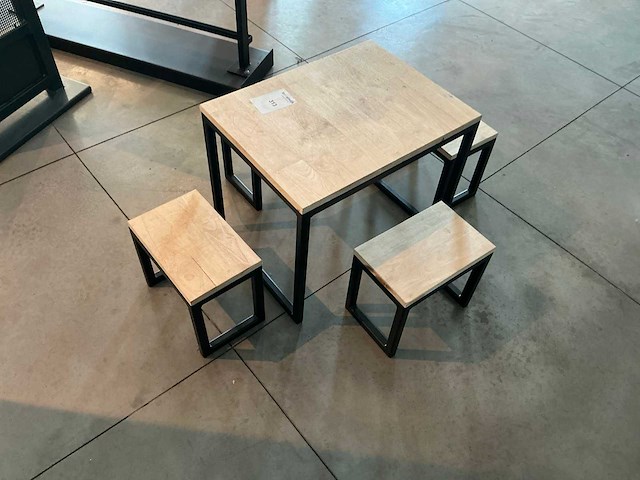 Tafel met krukjes - afbeelding 2 van  2