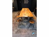Tafel met krukjes
