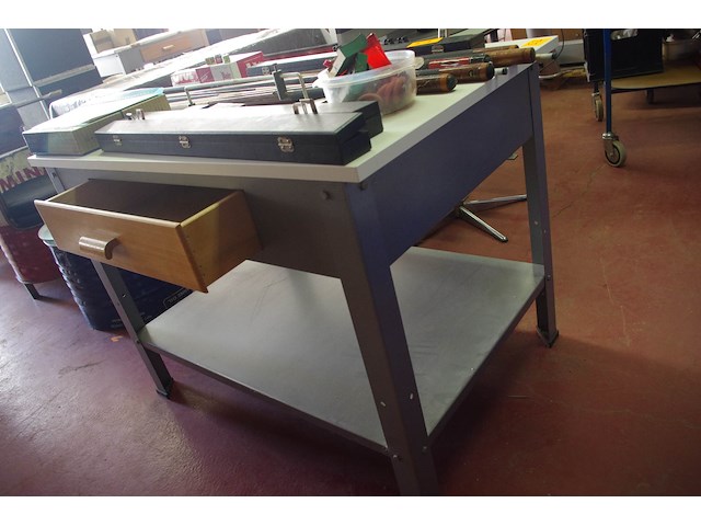 Tafel met metalen onderstel - afbeelding 1 van  2