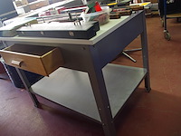 Tafel met metalen onderstel - afbeelding 1 van  2