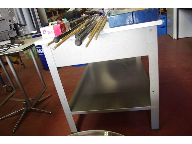 Tafel met metalen onderstel - afbeelding 2 van  2