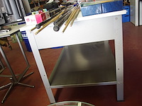 Tafel met metalen onderstel - afbeelding 2 van  2