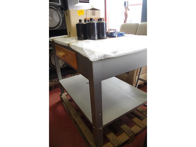 Tafel met metalen onderstel - afbeelding 1 van  2