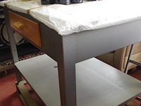 Tafel met metalen onderstel - afbeelding 1 van  2