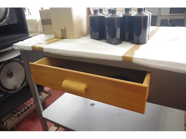 Tafel met metalen onderstel - afbeelding 2 van  2