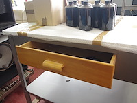 Tafel met metalen onderstel - afbeelding 2 van  2