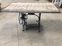 Tafel met naaimachien voet - afbeelding 1 van  4