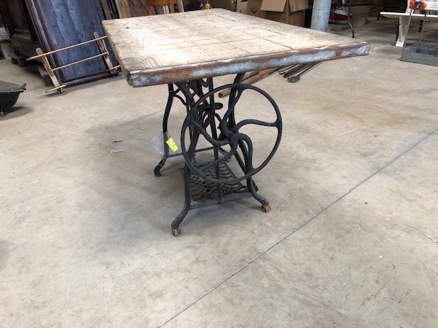 Tafel met naaimachien voet - afbeelding 2 van  4