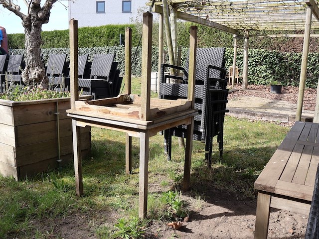 Tafel met outdoor stoelen - afbeelding 1 van  8