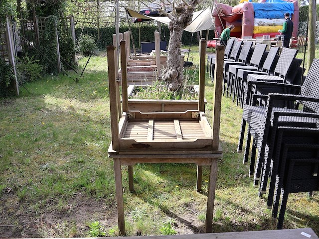 Tafel met outdoor stoelen - afbeelding 2 van  8