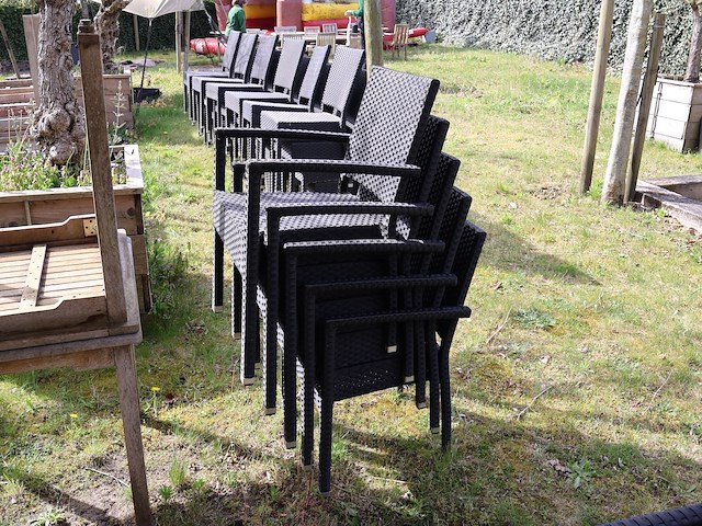 Tafel met outdoor stoelen - afbeelding 3 van  8