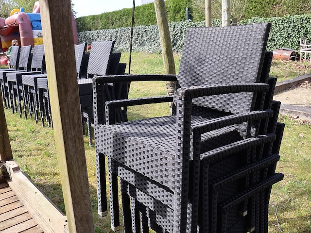 Tafel met outdoor stoelen - afbeelding 5 van  8
