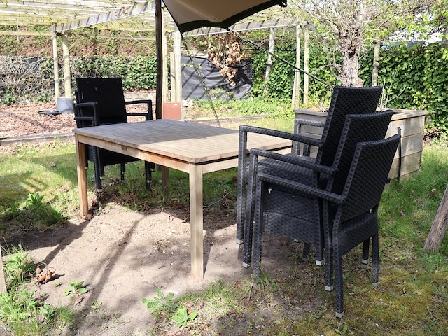Tafel met outdoor stoelen - afbeelding 1 van  6