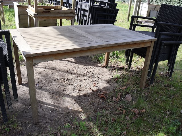 Tafel met outdoor stoelen - afbeelding 3 van  6