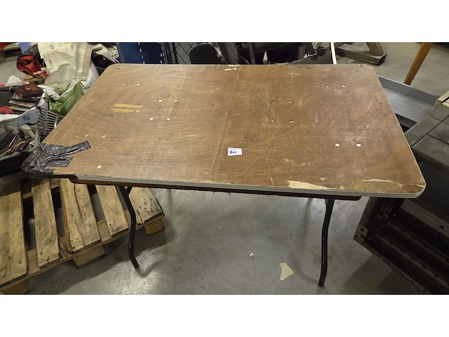 Tafel met plooibaar onderstel - afbeelding 1 van  1