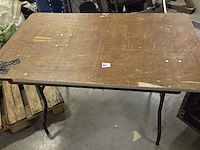 Tafel met plooibaar onderstel - afbeelding 1 van  1