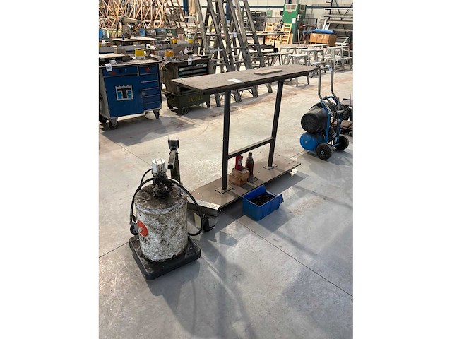 Tafel met pomp - afbeelding 1 van  7