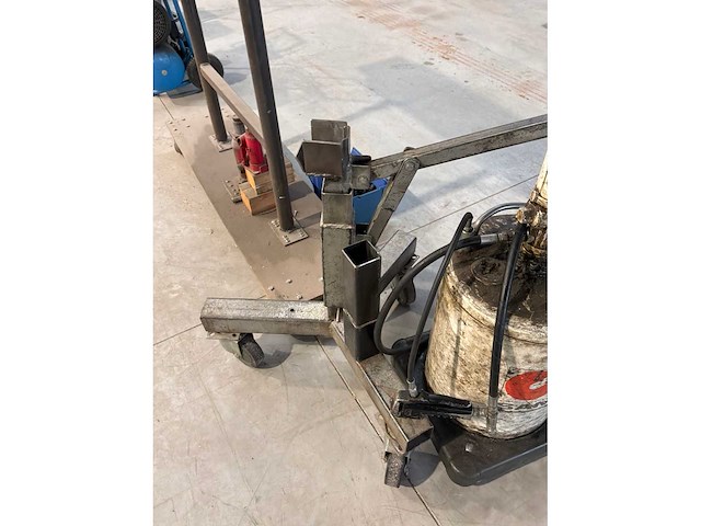 Tafel met pomp - afbeelding 5 van  7