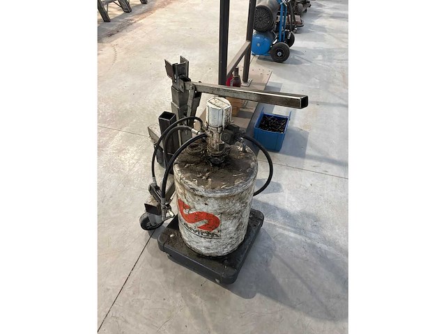 Tafel met pomp - afbeelding 2 van  7