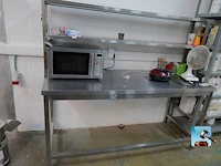 Tafel met roestvrijstalen plank