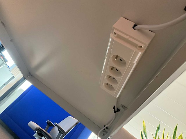 Tafel met stekkerblok (2x) - afbeelding 3 van  4