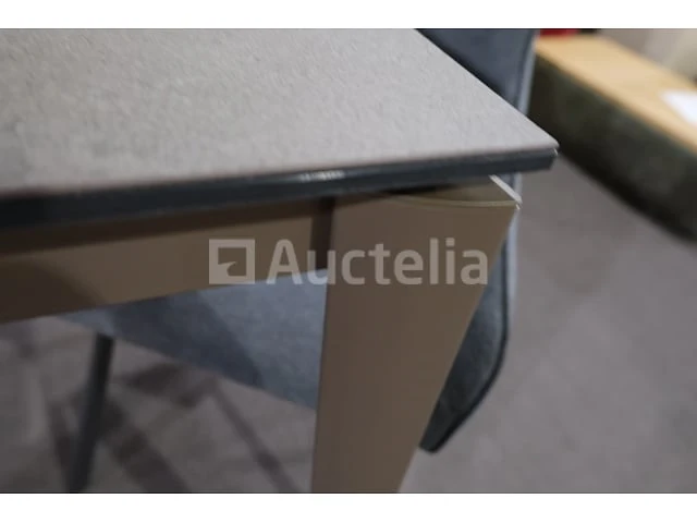 Tafel met stoel - afbeelding 8 van  9