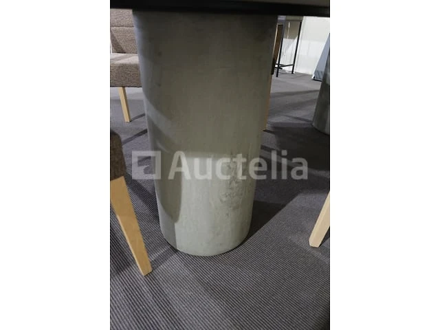 Tafel met stoelen gedekt - afbeelding 1 van  9