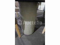 Tafel met stoelen gedekt
