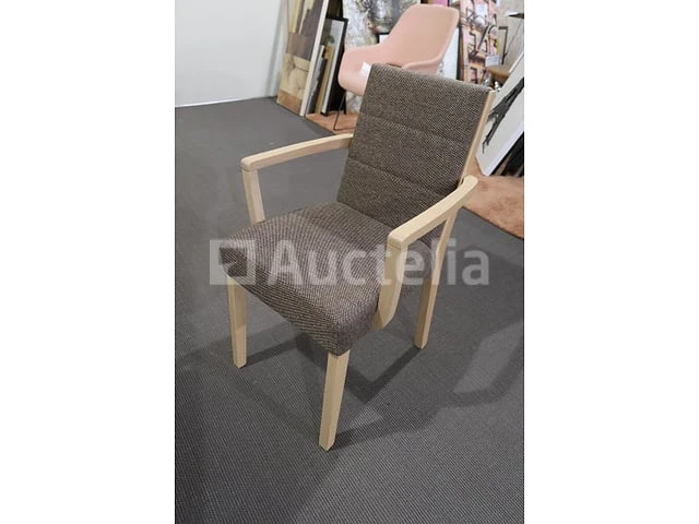 Tafel met stoelen gedekt - afbeelding 3 van  9