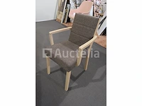 Tafel met stoelen gedekt - afbeelding 3 van  9
