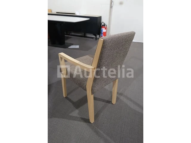 Tafel met stoelen gedekt - afbeelding 6 van  9