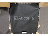 Tafel met stoelen gedekt - afbeelding 8 van  9