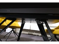 Tafel met stoelen
