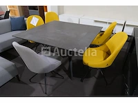 Tafel met stoelen - afbeelding 4 van  9