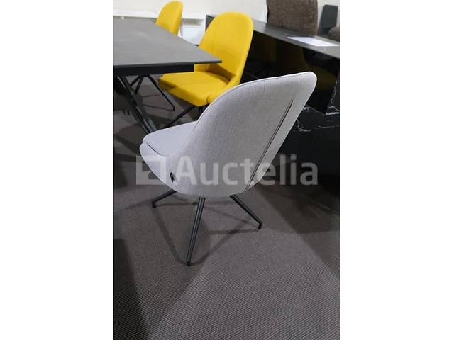 Tafel met stoelen - afbeelding 8 van  9