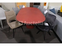 Tafel met stoelen
