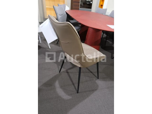 Tafel met stoelen - afbeelding 9 van  10