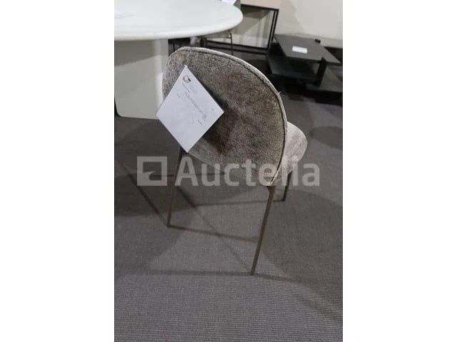 Tafel met stoelen - afbeelding 1 van  9