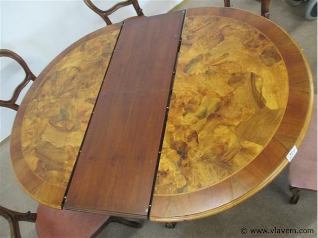 Tafel met stoelen - afbeelding 4 van  5