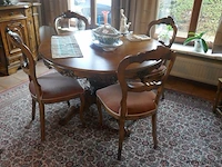 Tafel met stoelen