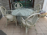 Tafel met stoelen