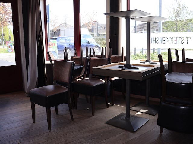 Tafel met stoelen - afbeelding 1 van  7