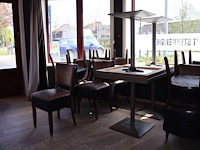 Tafel met stoelen - afbeelding 1 van  7