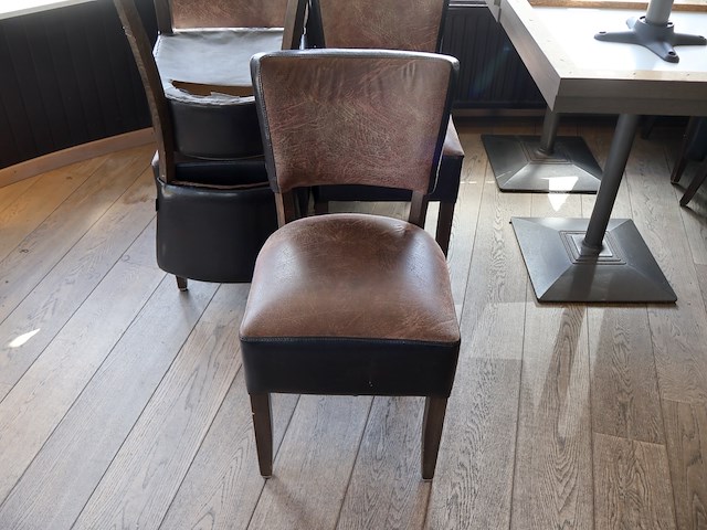 Tafel met stoelen - afbeelding 3 van  7