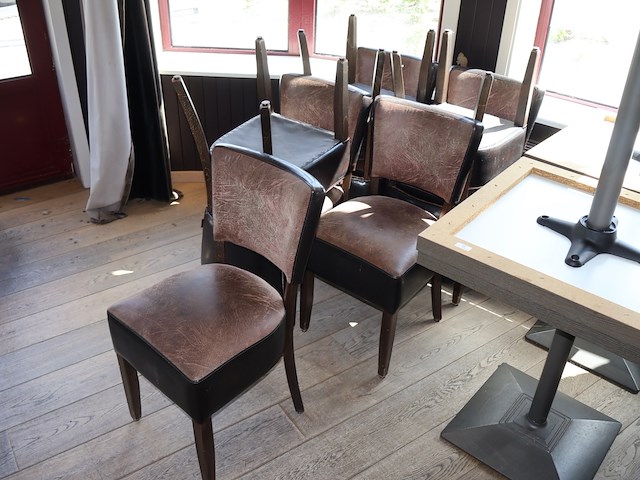 Tafel met stoelen - afbeelding 4 van  7