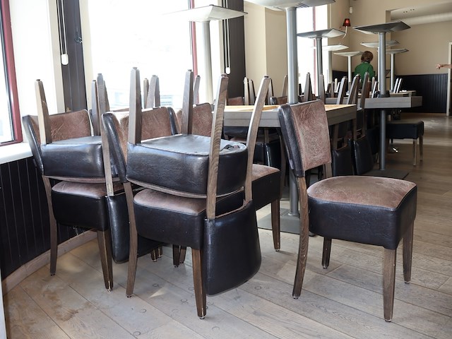 Tafel met stoelen - afbeelding 5 van  7